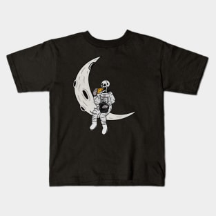 Funny Astronaut skeleton eating pizza on the Moon Kids T-Shirt